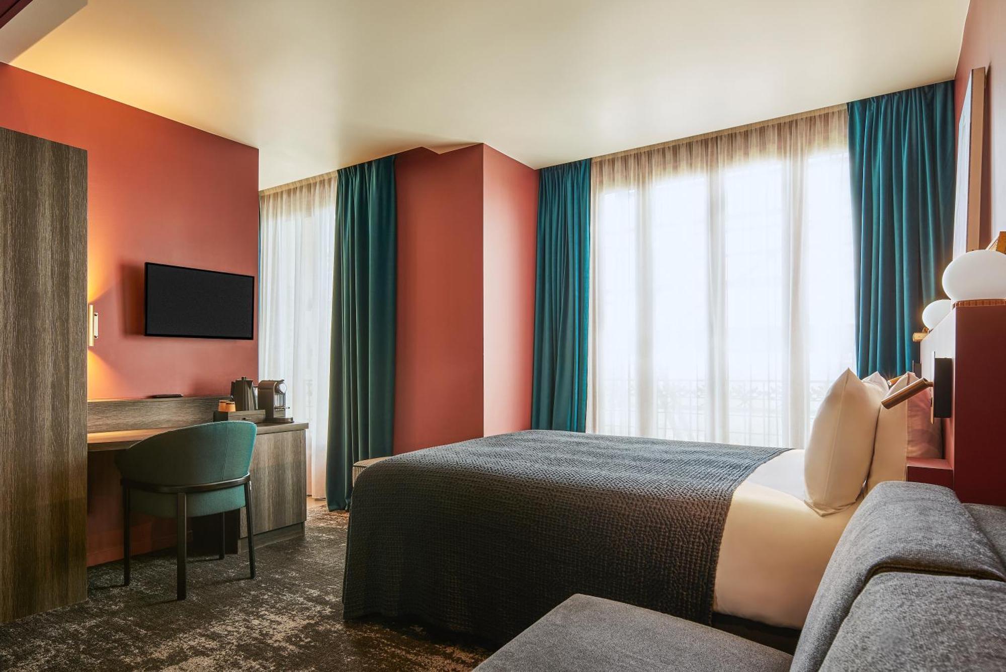 Hotel Mercure Tour Eiffel Pont Mirabeau 4*